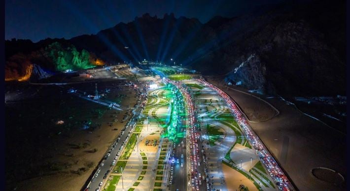 عروض الضوء على الجبال تجذب الآلاف في فعاليات اليوم الوطني الـ 94 بمنتزه السلام بحائل