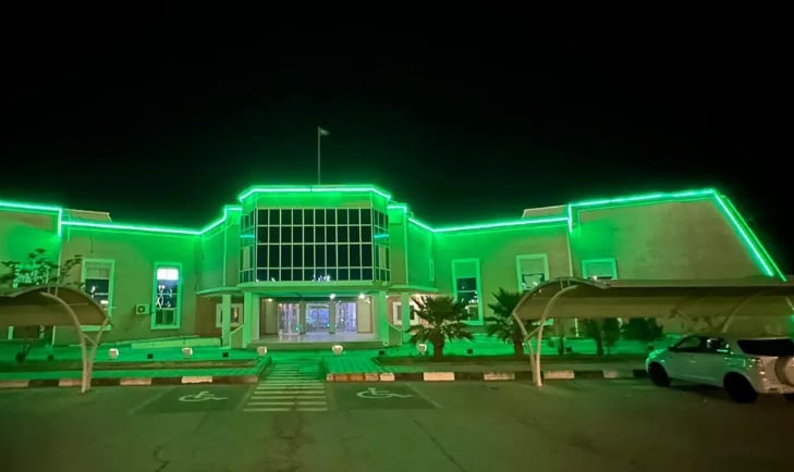مباني ومعالم رفحاء ومراكزها تزدان باللون الأخضر احتفالًا بيوم الوطن الـ 94