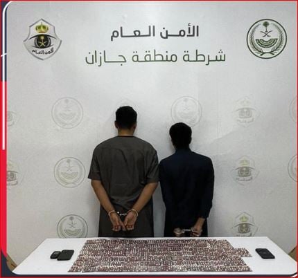 شرطة جازان تقبض على شخصين لترويجهما أقراصًا خاضعة لتنظيم التداول الطبي