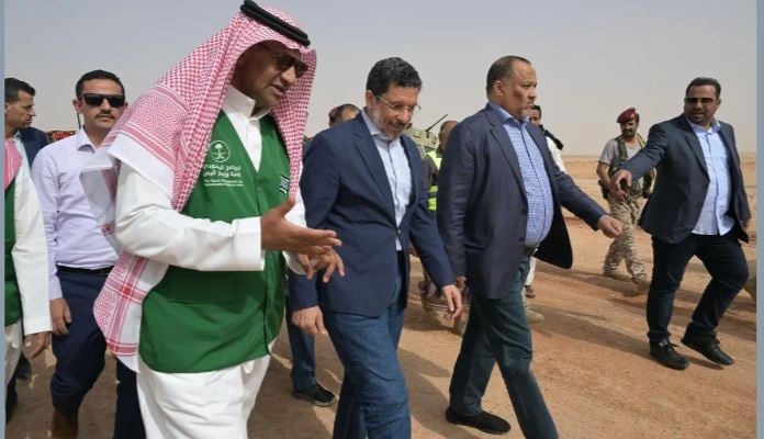 رئيس الوزراء اليمني يطلّع على سير الأعمال بمشروعي إعادة تأهيل «طريق العبر» و«منفذ الوديعة»