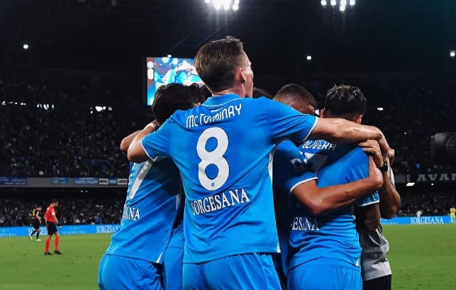نابولي يهزم مونزا بهدفين ويتصدر الدوري الإيطالي