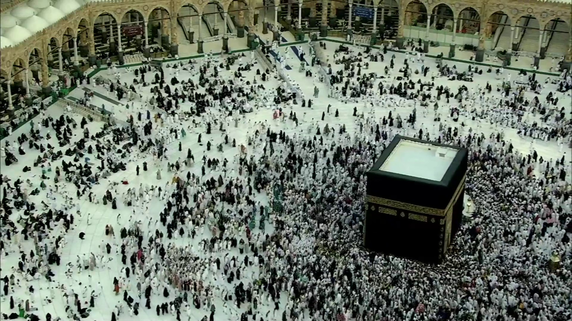 قاصدو بيت الله الحرام يؤدون طوافهم حول الكعبة المشرفة في أجواء إيمانية (فيديو)

