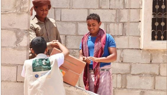 «سلمان للإغاثة» يوزع سلال غذائية وآلاف الكراتين من التمر بمحافظات شبوة وتعز اليمنية
