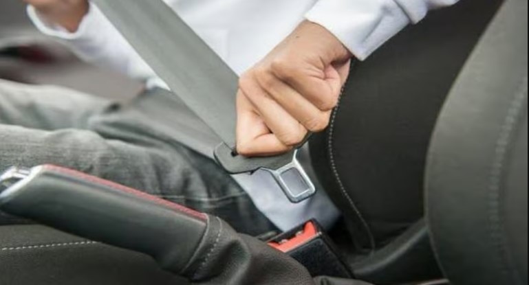 هل عدم ربط حزام الأمان للركاب يعتبر مخالفة؟.. المرور يجيب