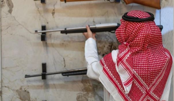 نادي الصقور السعودي يتيح مساحة أكبر للجناح المخصص لأسلحة الصيد خلال معرضه