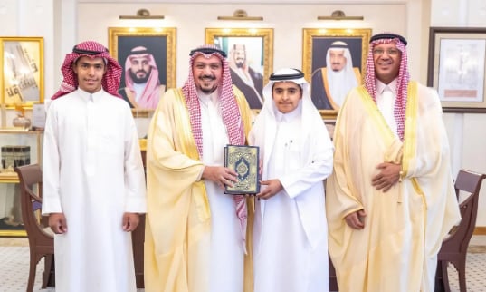 أمير القصيم يكرّم الشاب محمد التويجري الذي ابتكر عربة كهربائية لنقل التمور