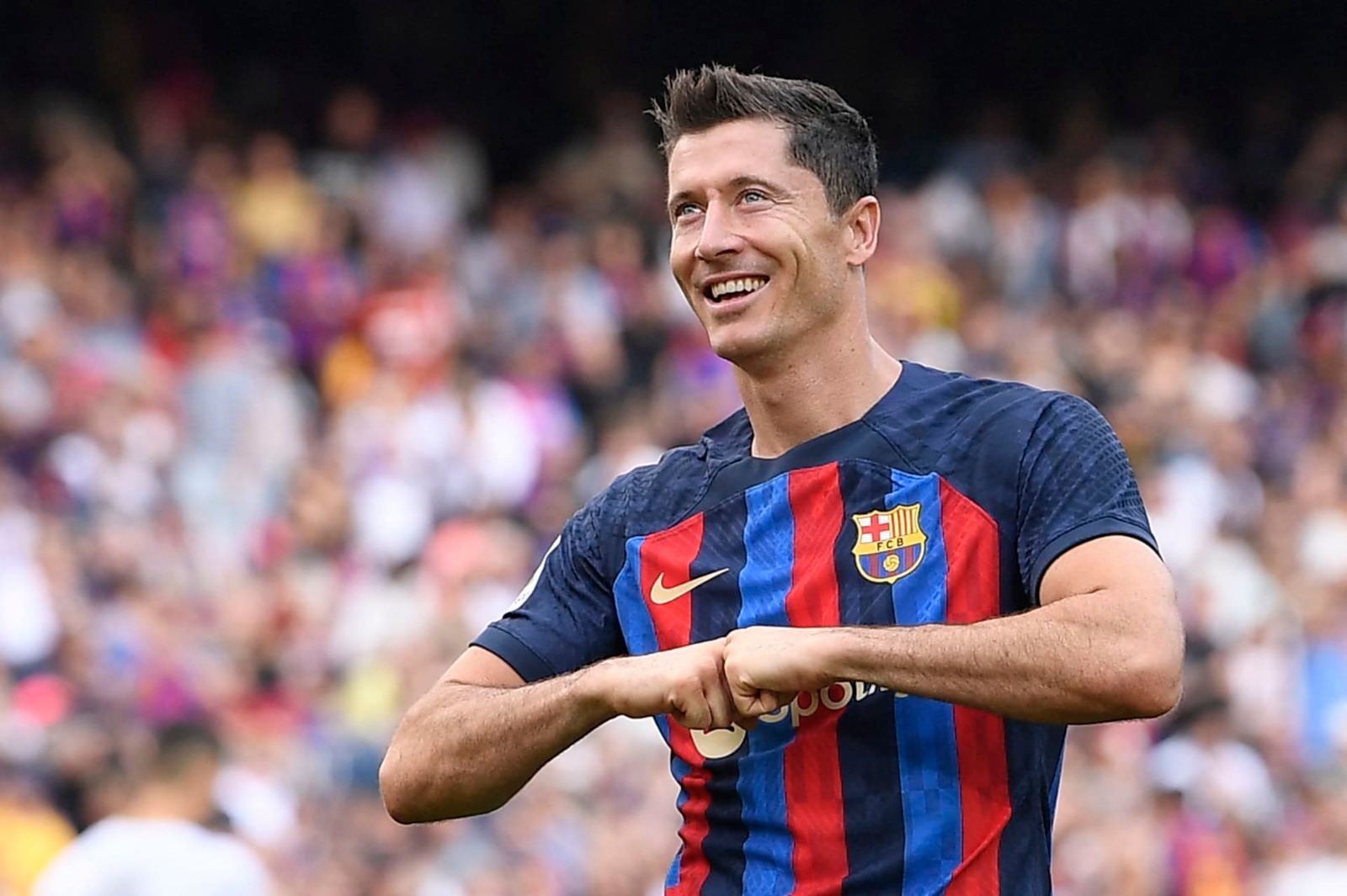 «هاتريك» ليفاندوفسكي يقود برشلونة للفوز على ألافيس بالدوري الإسباني