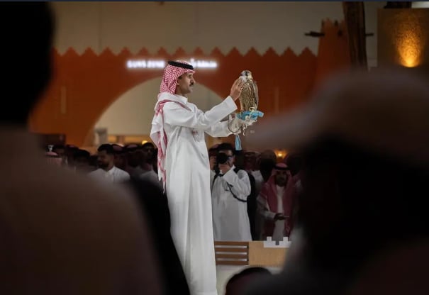 بيع صقر القنفذة بـ 147 ألف ريال في الليلة الثانية لمزاد نادي الصقور 