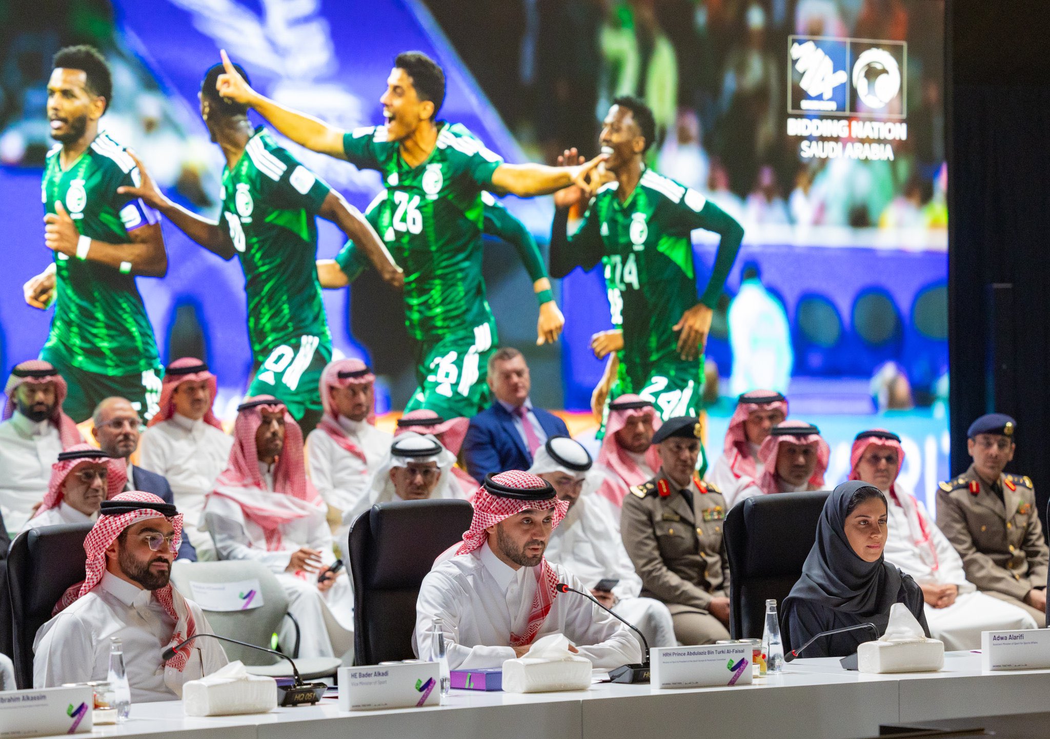 وزير الرياضة يلتقي بوفد الـ «FIFA» في زيارته التفقدية للمملكة