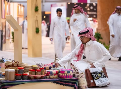 إقبال كبير من زوار معرض الصقور والصيد على المنتجات التراثية