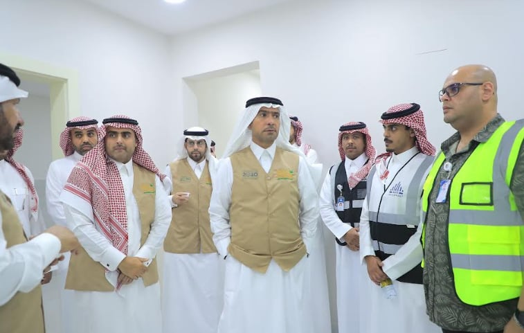 الحقيل يتفقد عددًا من المشاريع التنموية بالقصيم.. ويقف على مشروع الزرقاء السكني
