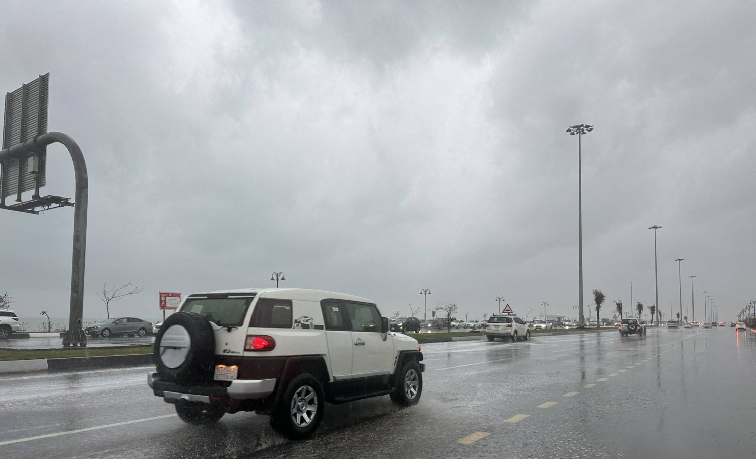 أمطار غزيرة ورياح شديدة على جازان.. و«الدفاع المدني» يدعو إلى توخي الحيطة والحذر