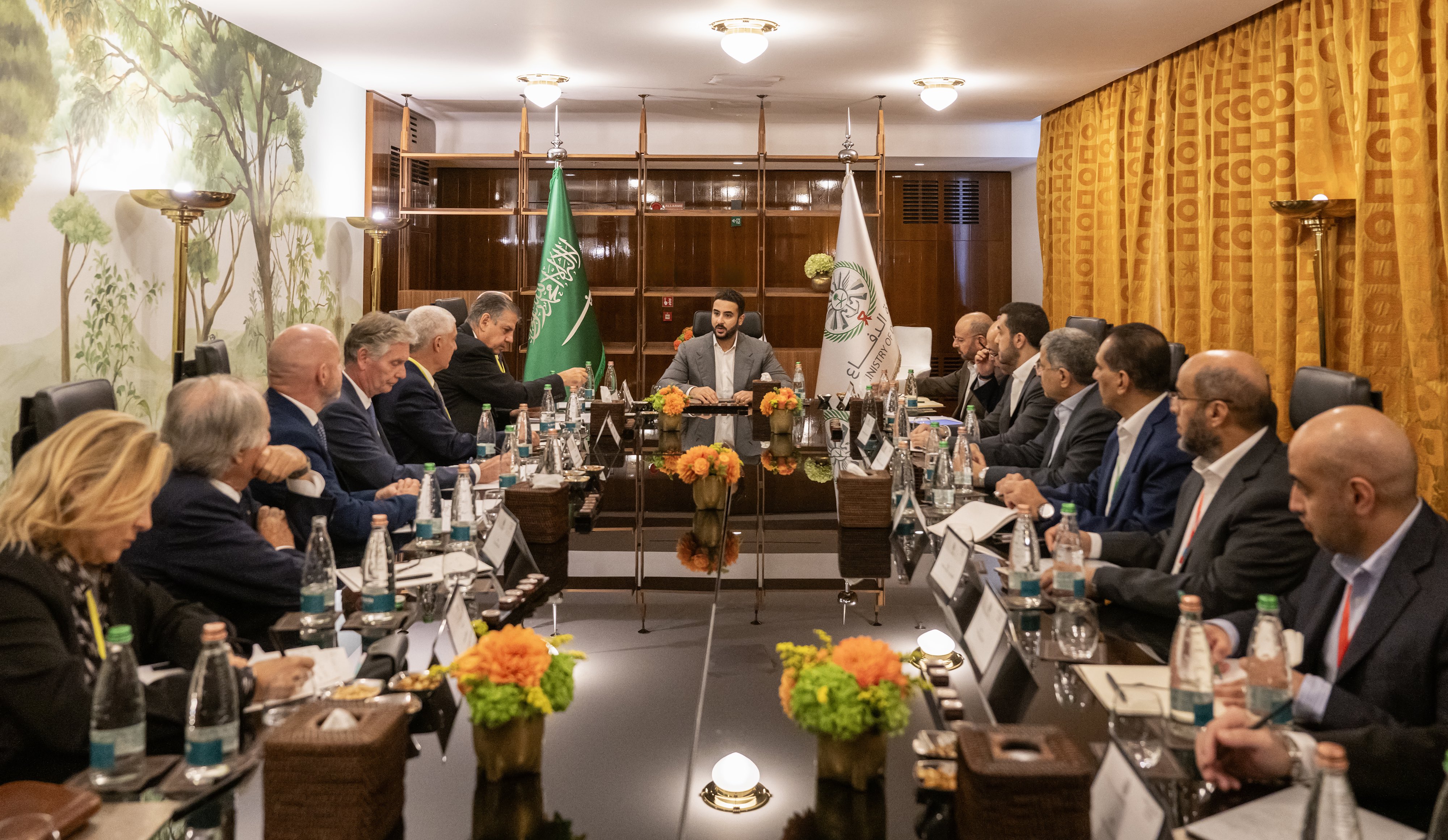 وزير الدفاع يعقد اجتماعًا مع عدد من رؤساء كبرى الشركات الصناعية الإيطالية