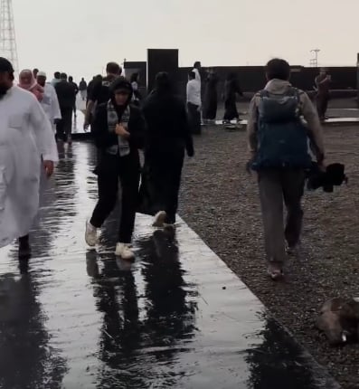 مطل الحرة.. مشاهد مبهرة يرسمها المطر للزائرين في العلا