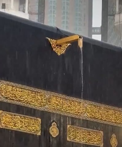 أمطار الحرم المكي تضفي أجواء روحانية مبهرة (فيديو)