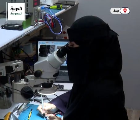 قصة شابة تعمل  منذ 8 سنوات في صيانة الجوالات (فيديو)