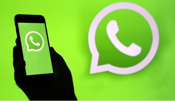 مختص يوضح سلبيات استخدام «واتساب» في بيئة العمل 