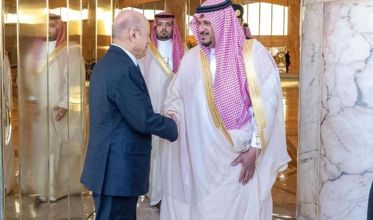 رئيس مجلس القيادة الرئاسي اليمني يصل الرياض  للمشاركة في القمة العربية والإسلامية 