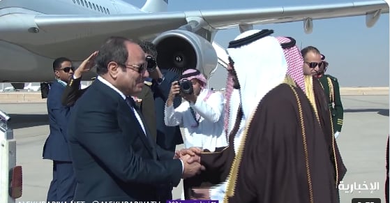 الرئيس المصري يصل إلى الرياض للمشاركة في القمة العربية الإسلامية
