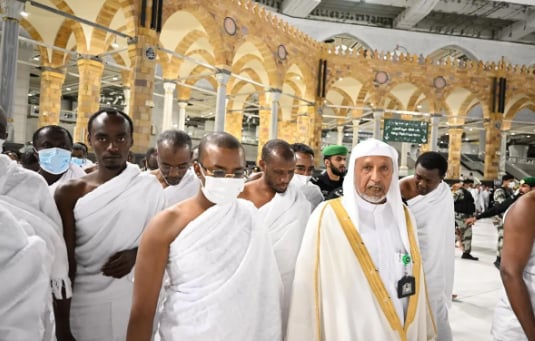 رئيس تشاد والوفد المرافق له يؤدون مناسك العمرة