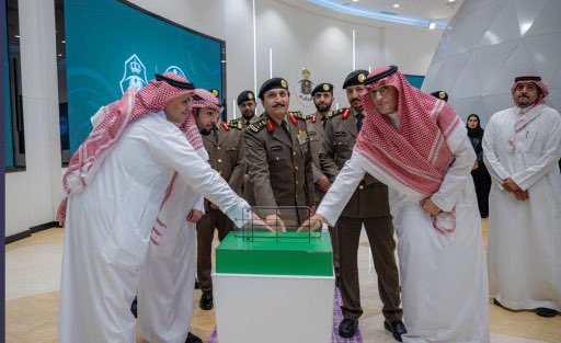 مدير الأمن العام يدشن خدمة محفظة لوحات المركبات الرقمية