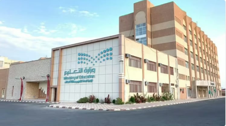 مستشار تربوي: إلغاء ربط العلاوة السنوية بالرخصة المهنية قرار إيجابي من «التعليم»