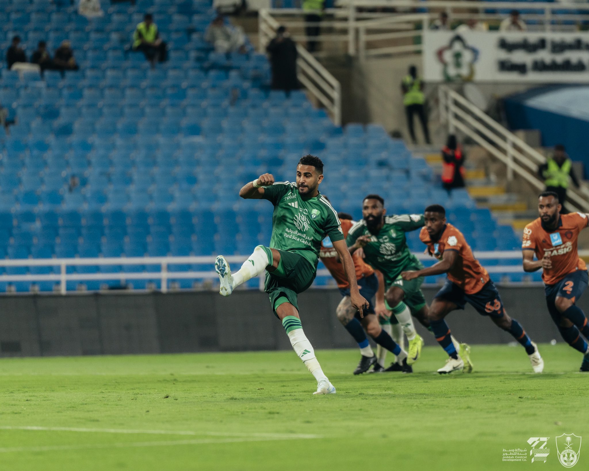 محرز يقود الأهلي للفوز على الفيحاء في روشن