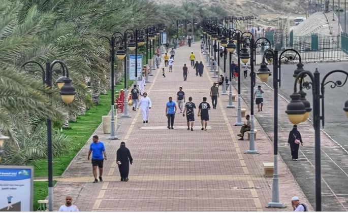 اعتدال الأجواء بمكة المكرمة يدفع الأهالي للخروج والتنزه