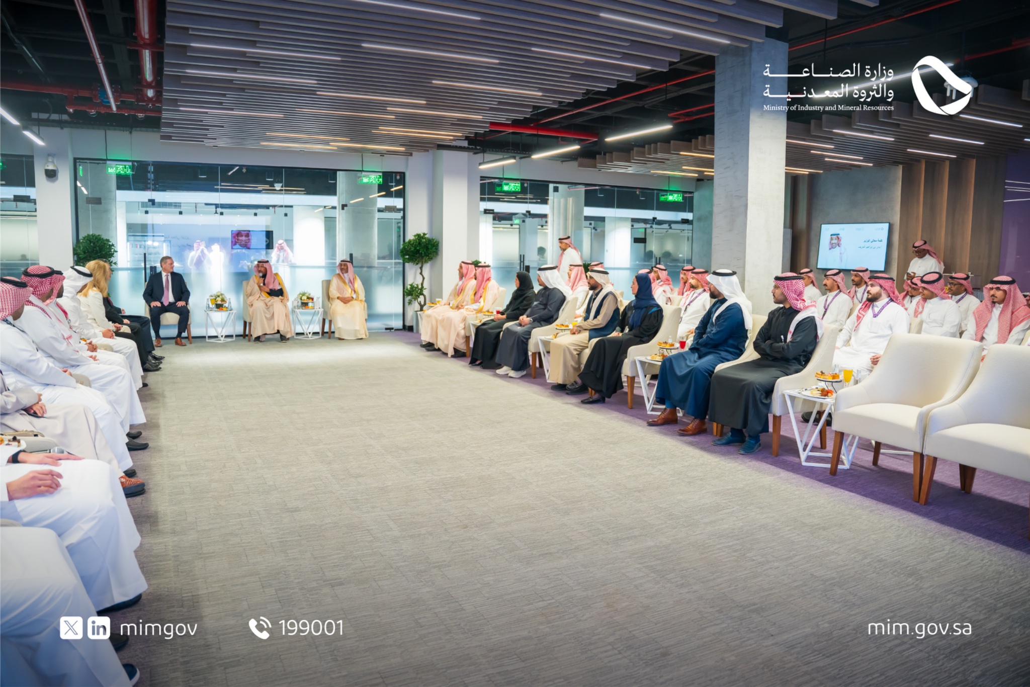 وزير الصناعة يلتقي 50 مهندساً ومهندسة مبتعثين من شركة «سير الوطنية للسيارات»