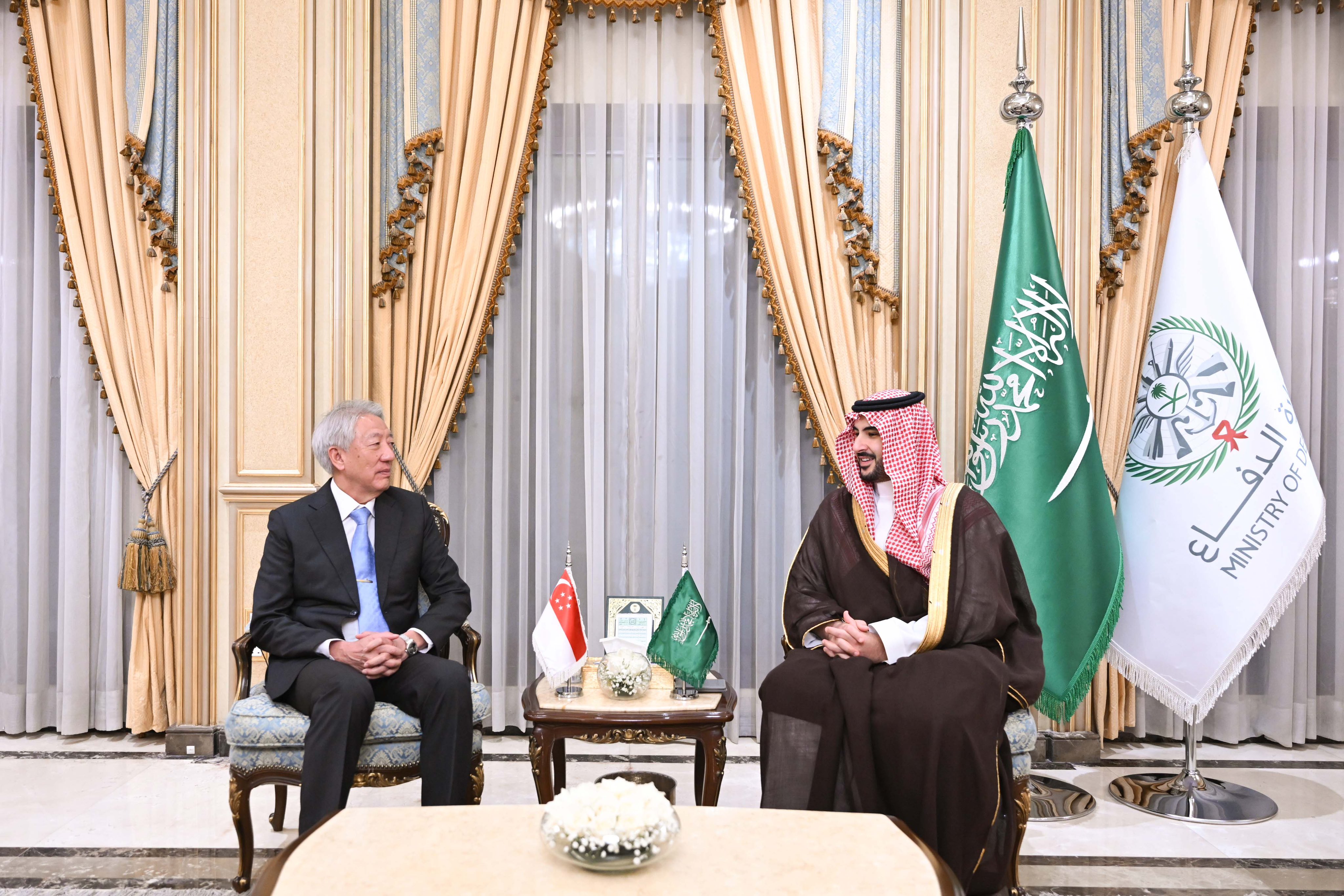  وزير الدفاع يبحث العلاقات الثنائية مع الوزير المنسق للأمن القومي السنغافوري