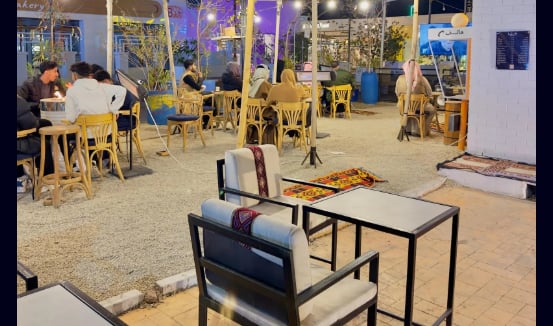«برودة الجو» توجّه البوصلة للكافيهات في رفحاء