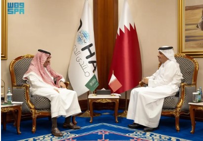 وزير الخارجية يستعرض سبل تعزيز العلاقات الثنائية مع نظيره القطري