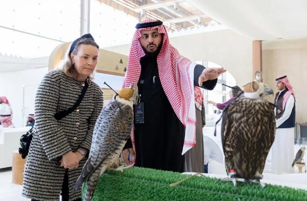 السفيرة الفنلندية لدى المملكة تزور مهرجان الملك عبدالعزيز للصقور
