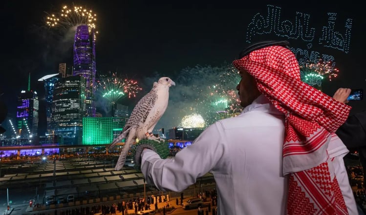 نادي الصقور يحتفي بإعلان استضافة مونديال 2034 بأكبر تجمعٍ للصقارين في العالم
