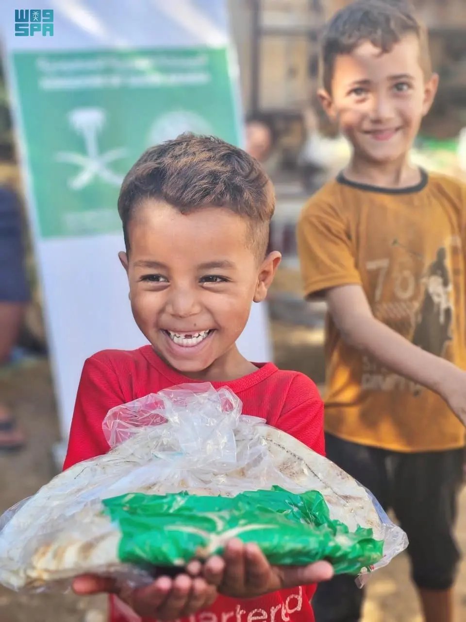 "إغاثي الملك سلمان" يوزع 175 ألف ربطة خبز شمال لبنان 