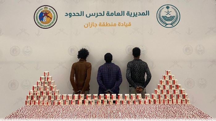 القبض على 3 مخالفين بجازان لتهريبهم 119,250 قرصًا خاضعًا لتنظيم التداول الطبي
