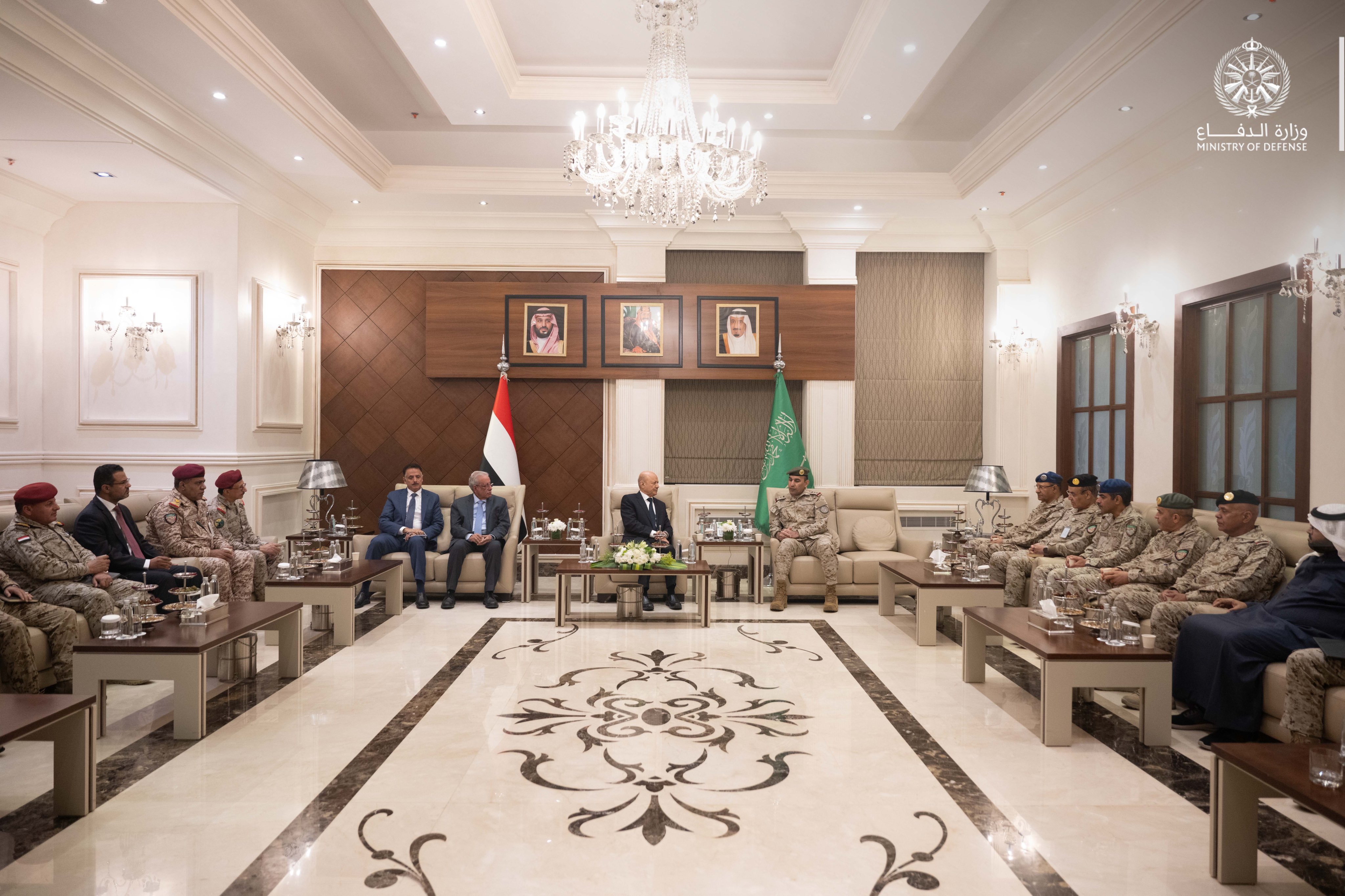 قائد القوات المشتركة يبحث التطورات الميدانية مع رئيس مجلس القيادة الرئاسي باليمن