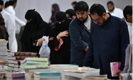 منطقة الكتب المخفضة نقطة جذب استثنائية في معرض جدة للكتاب 2024