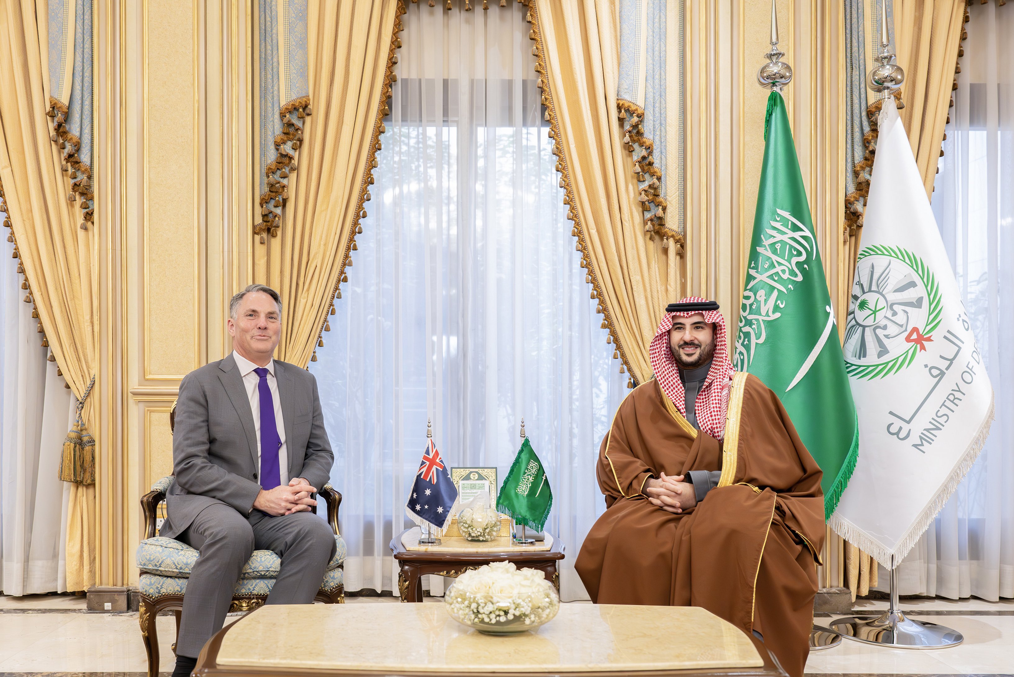وزير الدفاع ونظيره الأسترالي يبحثان علاقات البلدين الثنائية في المجال الدفاعي