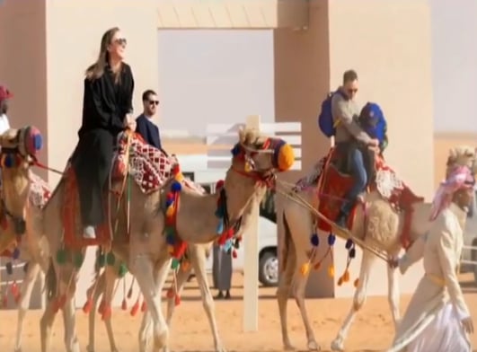 تجربة «الزي السعودي» تجذب السياح بمهرجان الملك عبدالعزيز للإبل