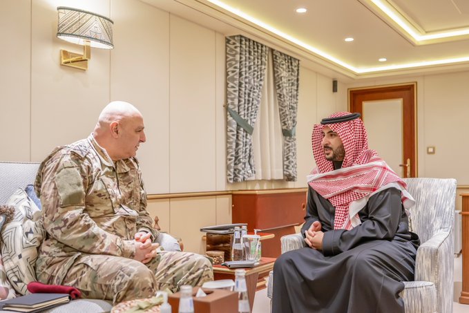 وزير الدفاع يبحث العلاقات الثنائية مع قائد الجيش اللبناني