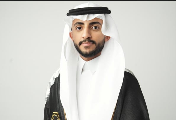 «العكاسي» يحتفل بتخرجه من جامعة الملك فهد للبترول والمعادن
