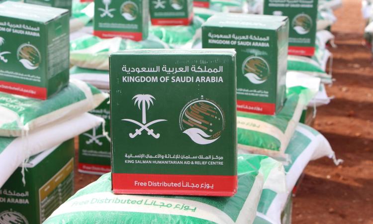 «إغاثي الملك سلمان» يوزع سلال غذائية وحقائب صحية في محافظة إدلب السورية


