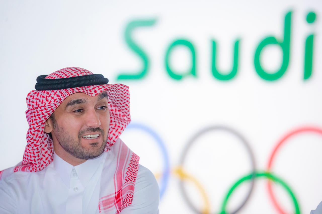 وزير الرياضة يهنئ المنتخب السعودي بمناسبة التأهل لنصف نهائي «خليجي 26»