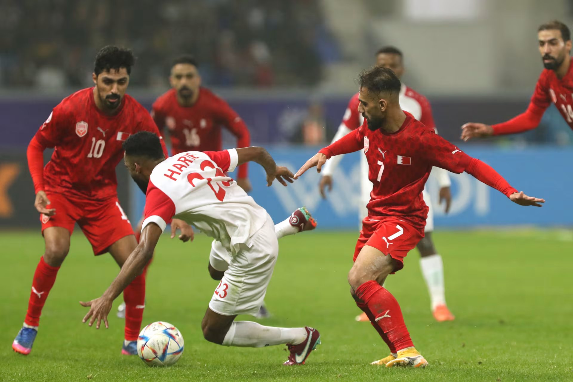 البحرين تضرب موعدًا مع عُمان في نهائي «خليجي 26»