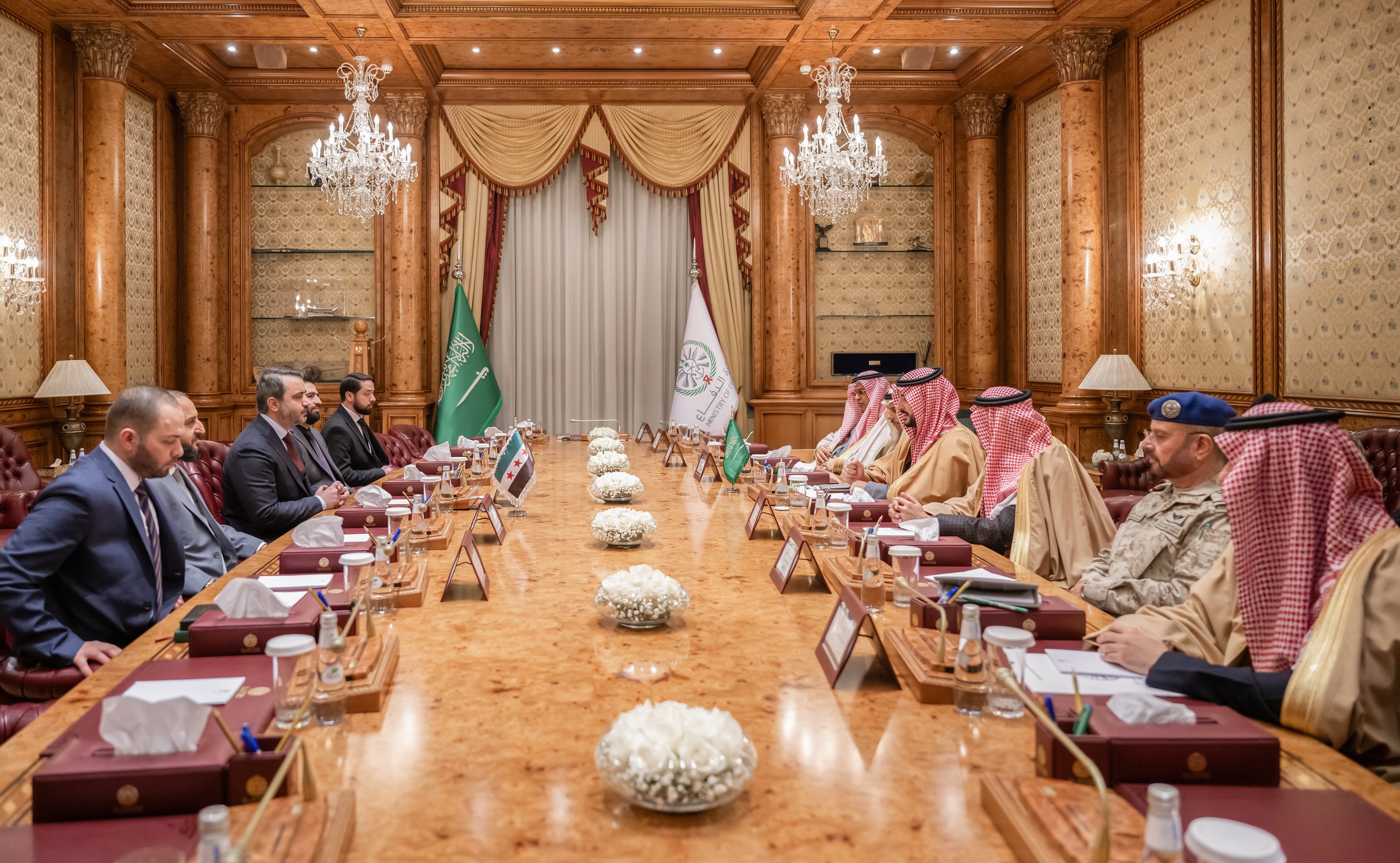 وزير الدفاع يعقد لقاءً مع وزيري الخارجية والدفاع ورئيس جهاز الاستخبارات العامة في الإدارة السورية الجديدة