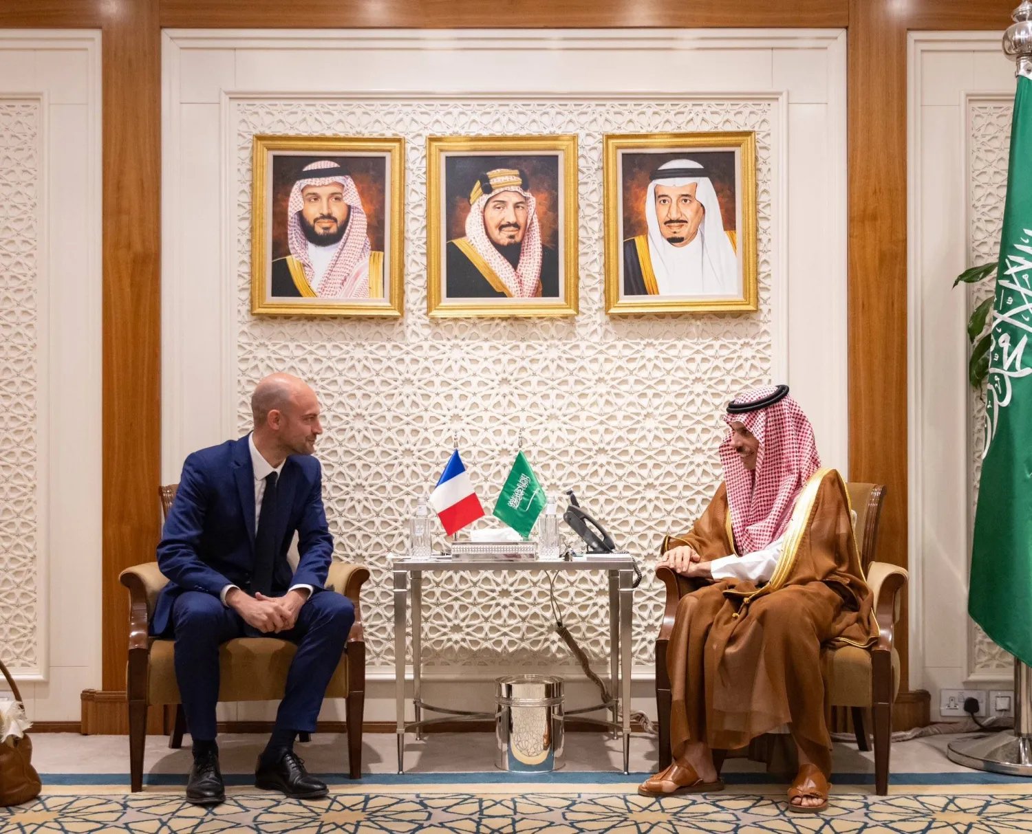 وزير الخارجية يبحث المستجدات الإقليمية مع نظيره الفرنسي