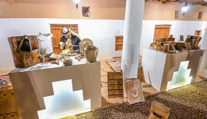 صناعة الأبواب الحائلية والنقوش الجبصية تستقطب زوار مهرجان "حرفة" بحائل