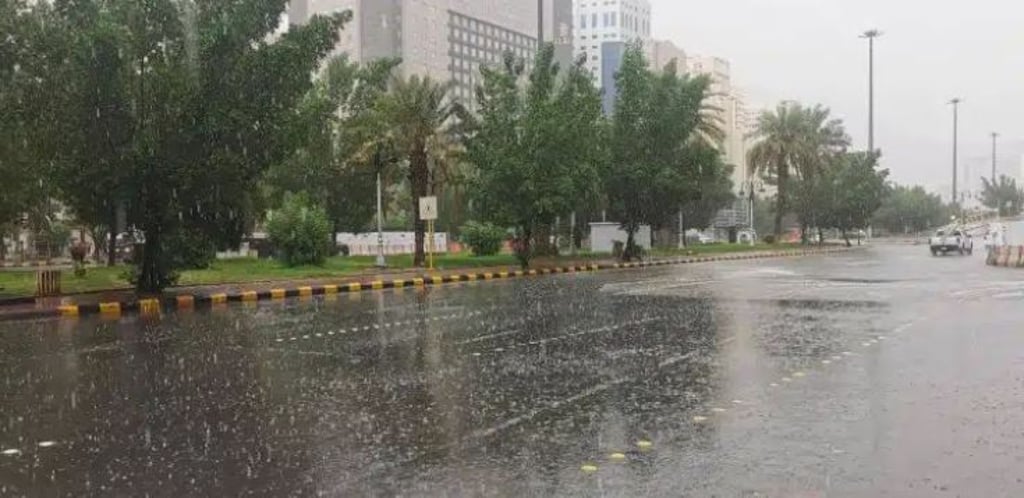 حتى الـ 10 مساء.. هطول أمطار غزيرة على عدد من محافظات مكة المكرمة