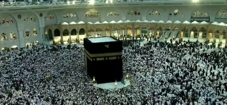 كثافة عالية من المعتمرين والزوار في المسجد الحرام
